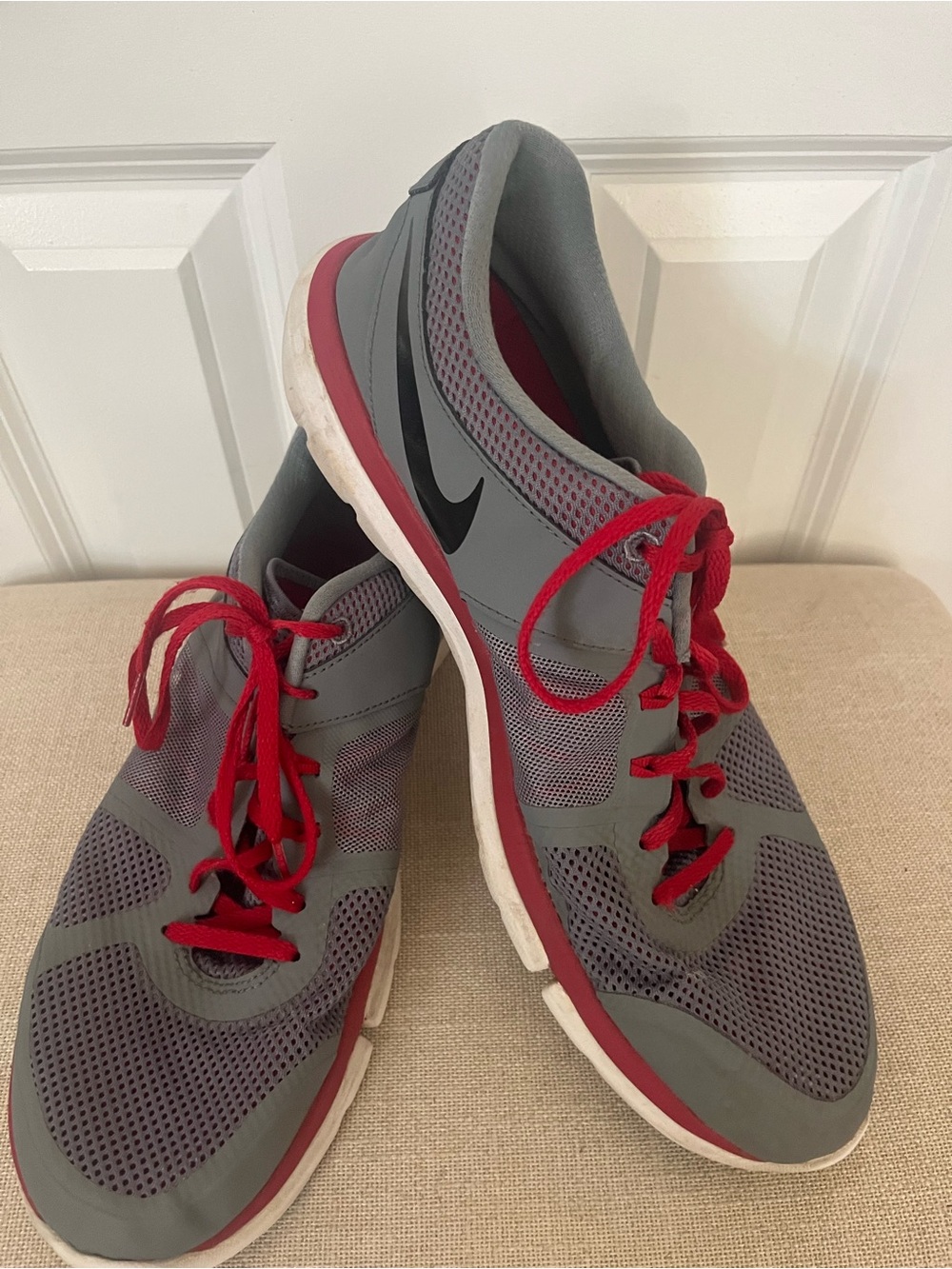 PRE-OWNED MEN'S NIKE FLEX 2014 RUN- GRAY & RED- SIZE 13